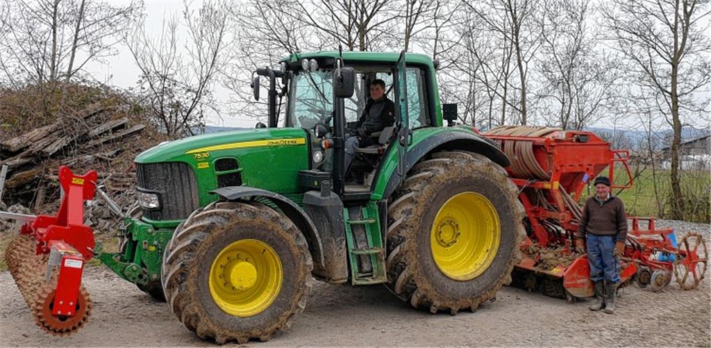 Jungbauer Holger Scheible und sein Vater Manfred aus Bauschlott stehen in den Startlöchern, um endlich die Frühjahrsaat ausbringen zu können. Doch da hilft selbst alles schwere Gerät nicht weiter, erst muss es warm werden. Foto: Dietrich