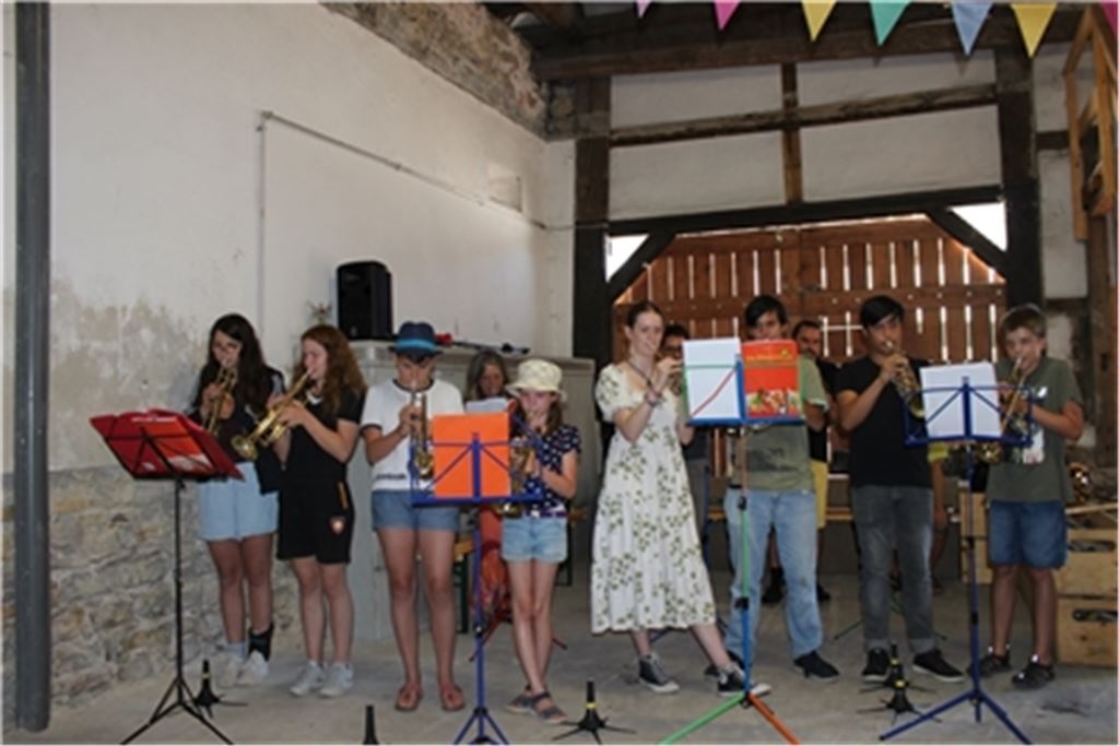 Jungbläser des Posaunenchors aus Großglattbach spielen beim Kelterfest. Foto: Gießler