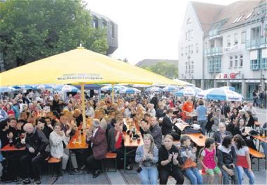 Junge Chormusik fesselt das begeisterte Publikum, das sich auf dem Kelterplatz in Mühlacker versammelt hat. Unzählige Sänger bringen die Stadtmitte zum Klingen  und lassen das wechselhafte Wetter vergessen.
Foto: Keller