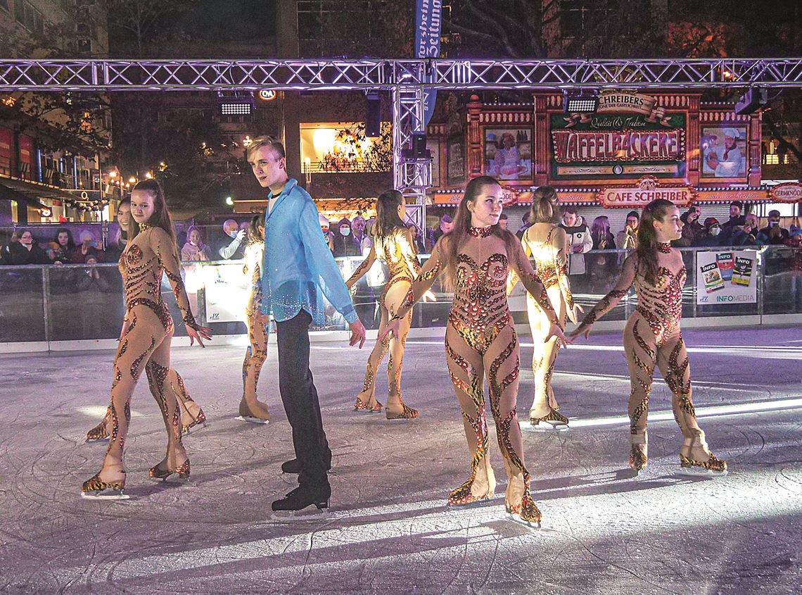 Junge Eiskunstläufer der „Talent Academy“ aus Rust zeigen im Rahmen der Eröffnungsshow ihr Können. Foto: Friedrich