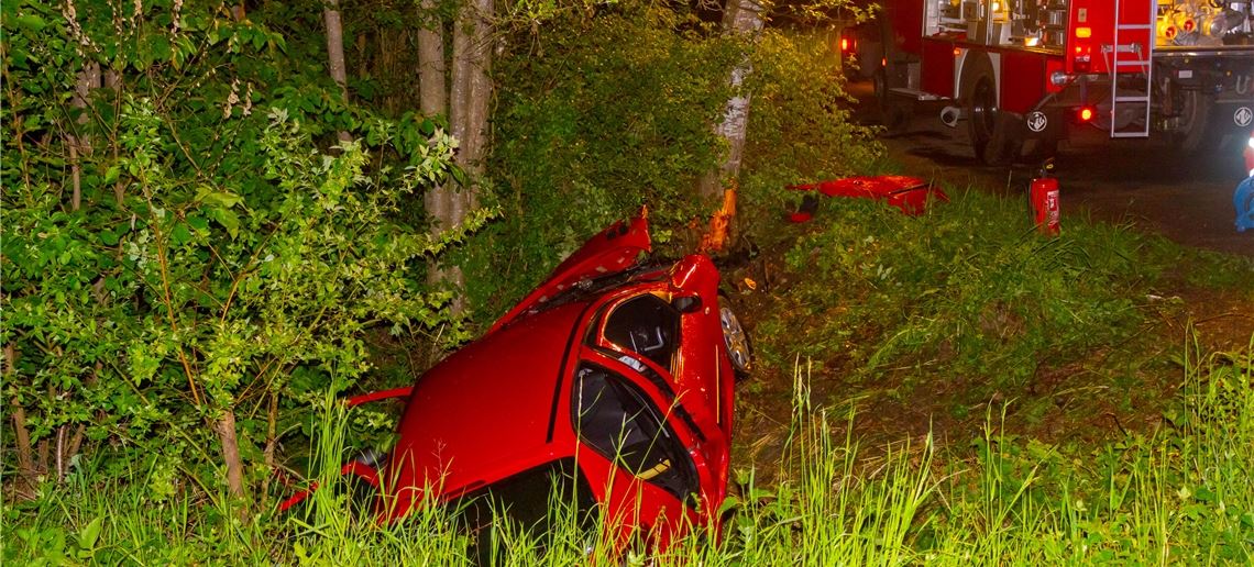 Junge Fahrerin prallt gegen Baum
