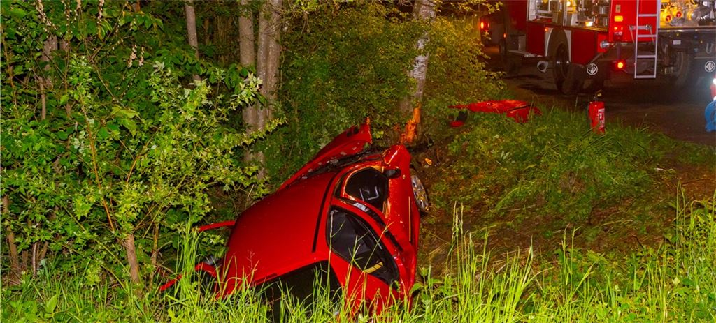 Junge Fahrerin prallt gegen Baum