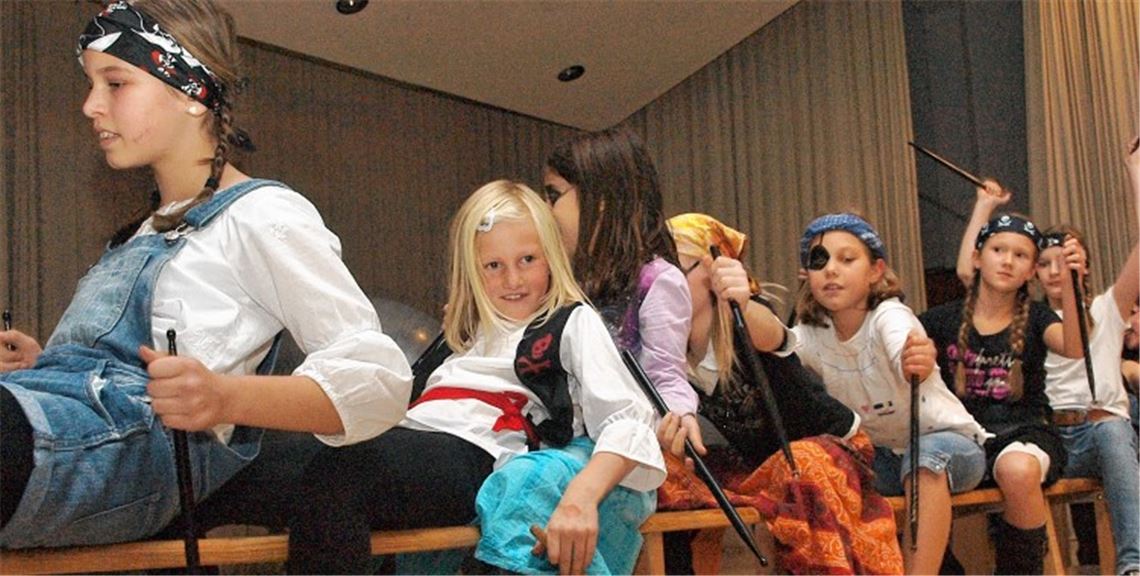 Junge Fußball- und Turnerkinder unterhalten die Besucher am Wässerle. 