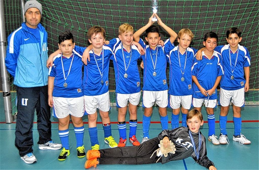 Knittlinger E-Jugend erdribbelt einen Pokal