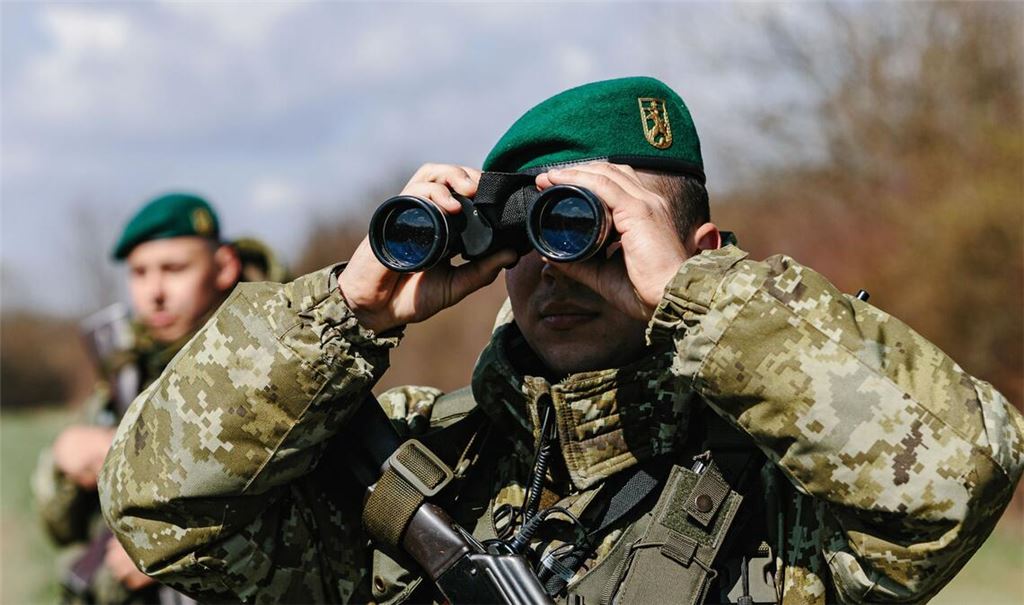 Junge Männer können die Ukraine verlassen und müssen nicht als Soldaten dienen. (Symbolbild)