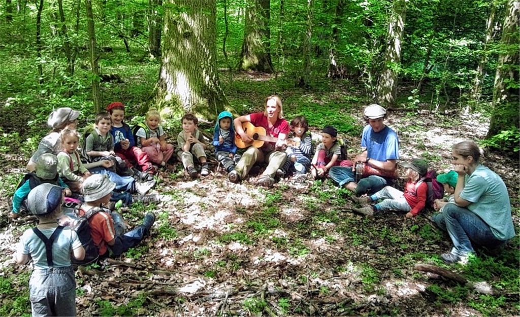 Junge Naturfreunde: Idyllische Musikrunde im Waldkindergarten. Foto: privat