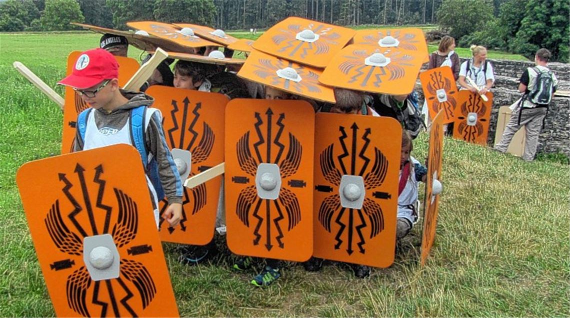 Junge Pfadfinder erleben ein Römerlager