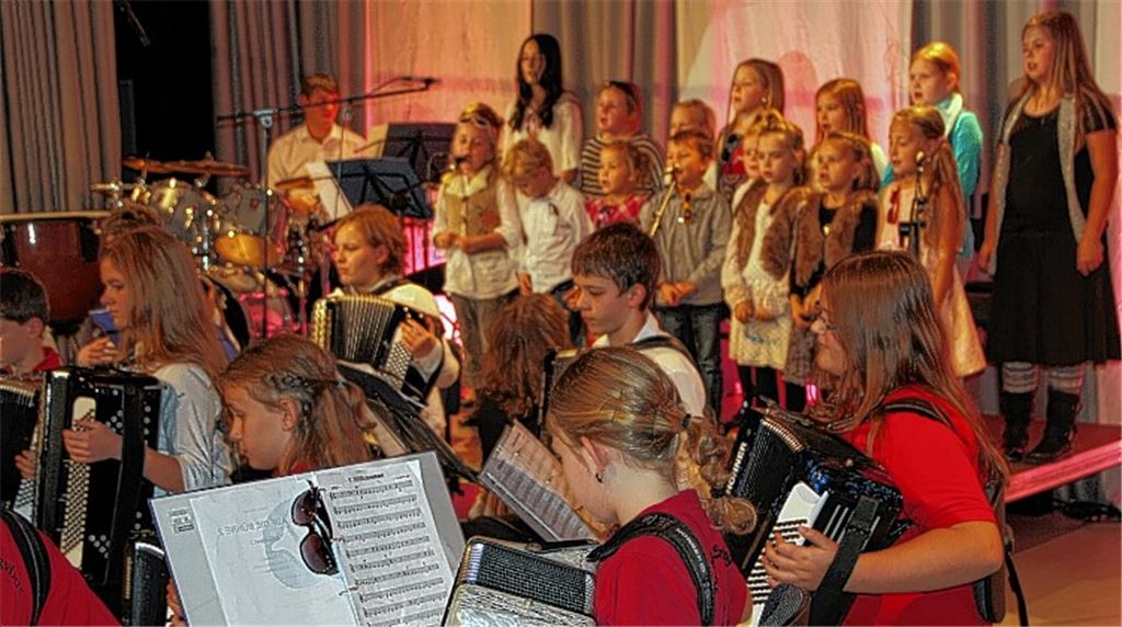 Junge Sänger des Liederkranzes treten gemeinsam mit dem Schülerorchester auf.