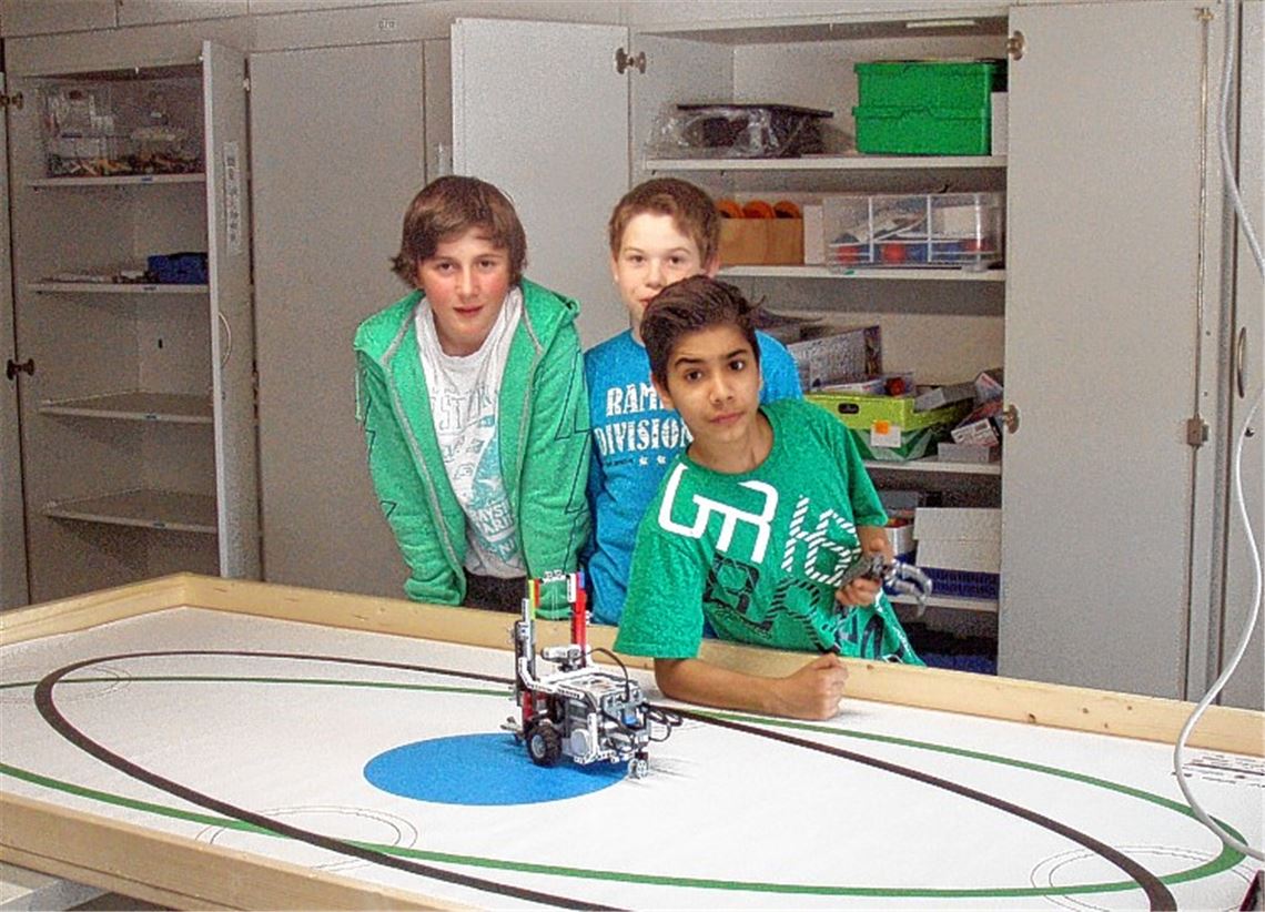 Junge Tüftler: Patrick Koptik, Maximilian Burkhardt und Bera Kücük schicken ihren Roboter auf die Umlaufbahn.