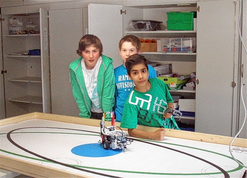 Junge Tüftler: Patrick Koptik, Maximilian Burkhardt und Bera Kücük schicken ihren Roboter auf die Umlaufbahn.
