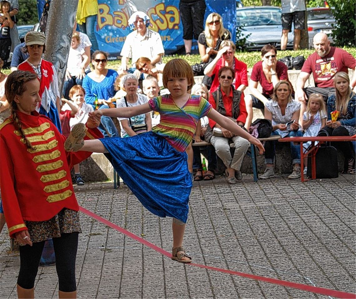 Junge Zirkuskünstler stellen unter voller Konzentration ihr Können unter Beweis.