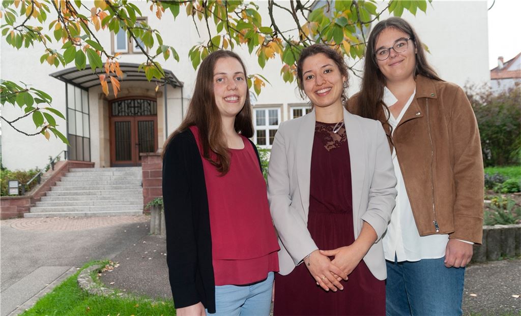 Junges Trio für die evangelische Kirche: Susanne Weißenstein (v. li.), Fanny Askani und Hanna Maisenbacher sind zum Start in ihre neue Tätigkeit guter Dinge. Foto: Fotomoment