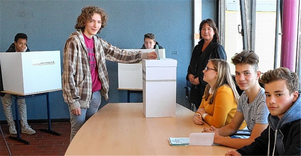 Realschüler üben sich als Wähler