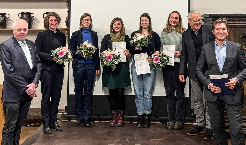 Juroren und Geehrte freuen sich über die Premiere des neuen Förderpreises. Das Bild zeigt Tobias Küenzlen (v.li.), Professor Dr. Anna von Reden, Professor Dr. Wibke Neugebauer, die erste Preisträgerin Katja Lorenz, die zweiten Preisträgerinnen Lotta Knapp und Chiara Schweizer sowie Kurt Tassotti und Michael Craiss. Foto: privat