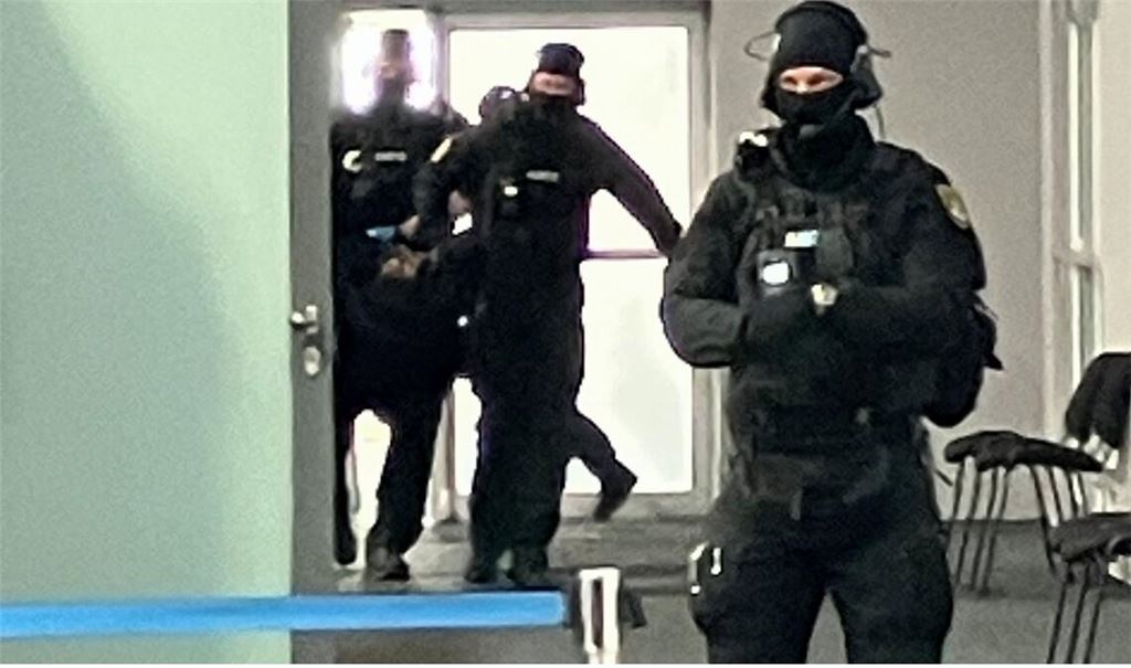 Justizbeamte trugen den Angeklagten in den Saal.