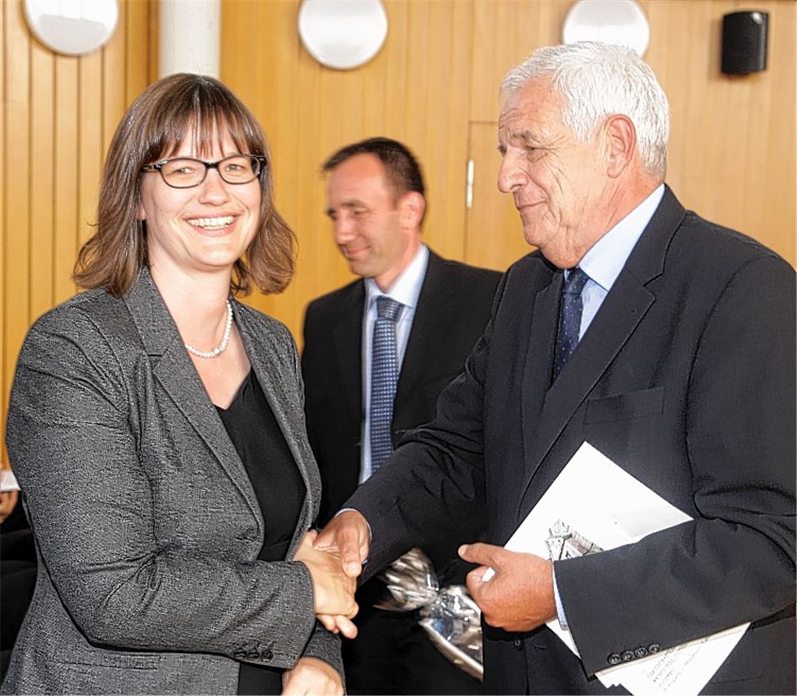Justizminister Stickelberger gratuliert Sandra Bischoff zu ihrem Amt. Sie ist die Leiterin der Außenstelle Pforzheim der Staatsanwaltschaft Karlsruhe. Im Hintergrund Ehemann Dr. Wolf-Anno Bischoff.