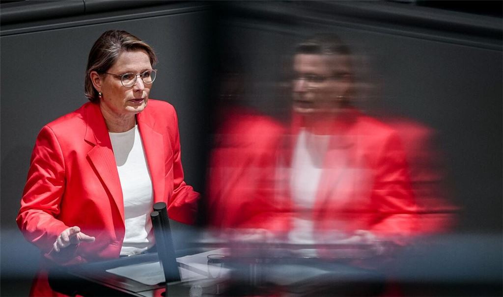 Justizministerin Stefanie Hubig (SPD) arbeitet an einem Gesetz zum Schutz vor digitaler Gewalt.