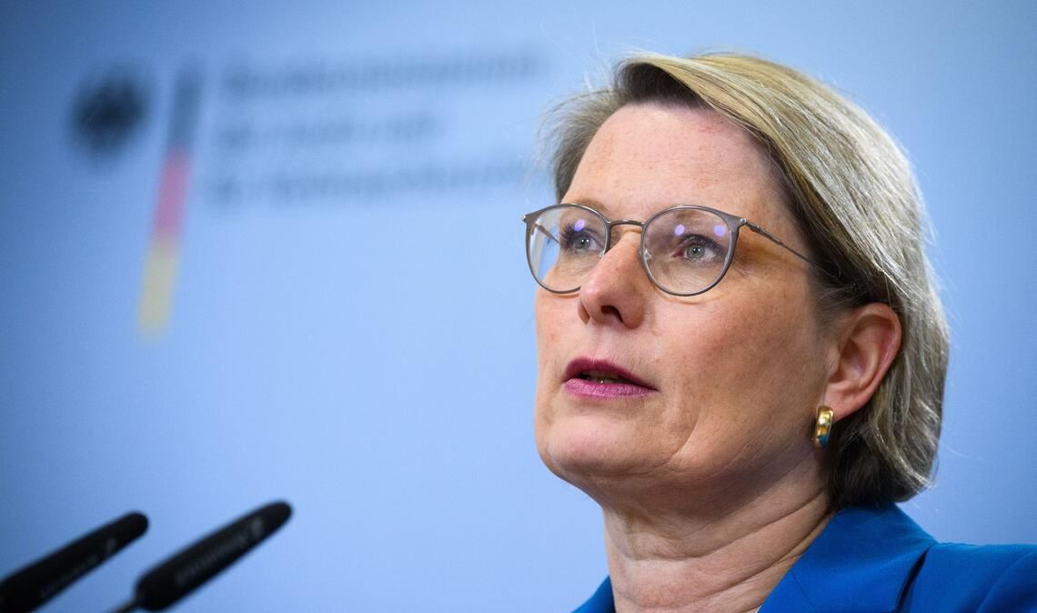 Justizministerin Stefanie Hubig will den Kampf gegen digitale Gewalt erleichtern.