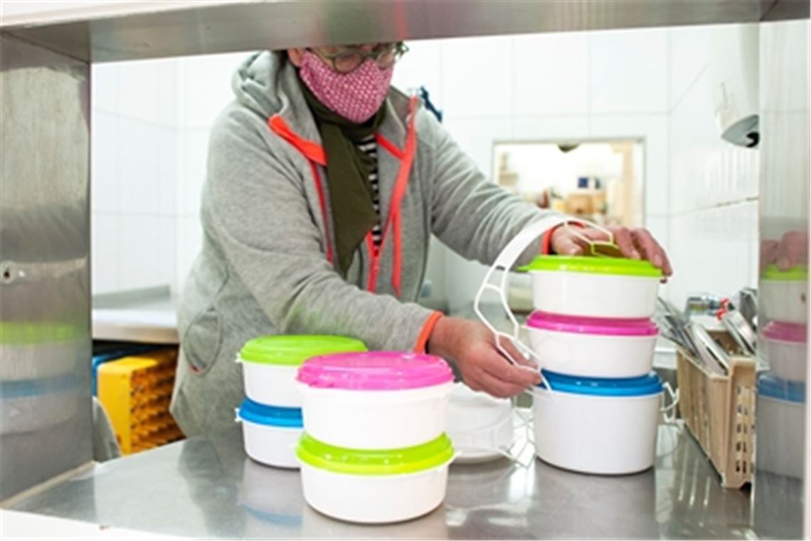 Mühlacker Gastronomen legen beim Abholservice Wert auf Umweltschutz Jutta Brox, Chefin der Kantine 20sechzehn, nimmt Mehrwegbehältnisse entgegen. Foto: Fotomoment