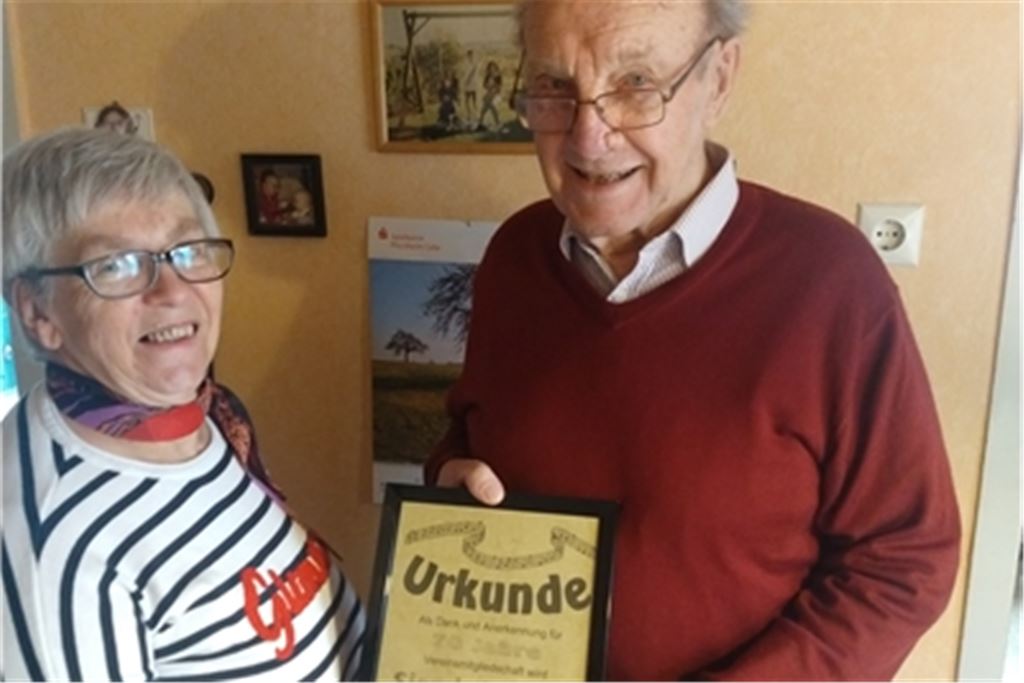 Jutta Migulla überreicht dem Jubilar Siegfried Fetzer die Ehrenurkunde. Foto: privat