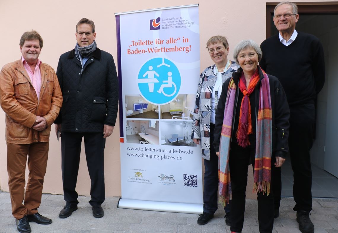 Jutta Pagel-Steidl vom Landesverband für Menschen mit Körper- und Mehrfachbehinderung Baden-Württemberg (3.v.re.) freut sich mit Bürgermeister Karlheinz Oehler (li.), den Abgeordneten Erik Schweickert und Stefanie Seemann sowie Bruno Kohl (re.). Foto: Wewoda