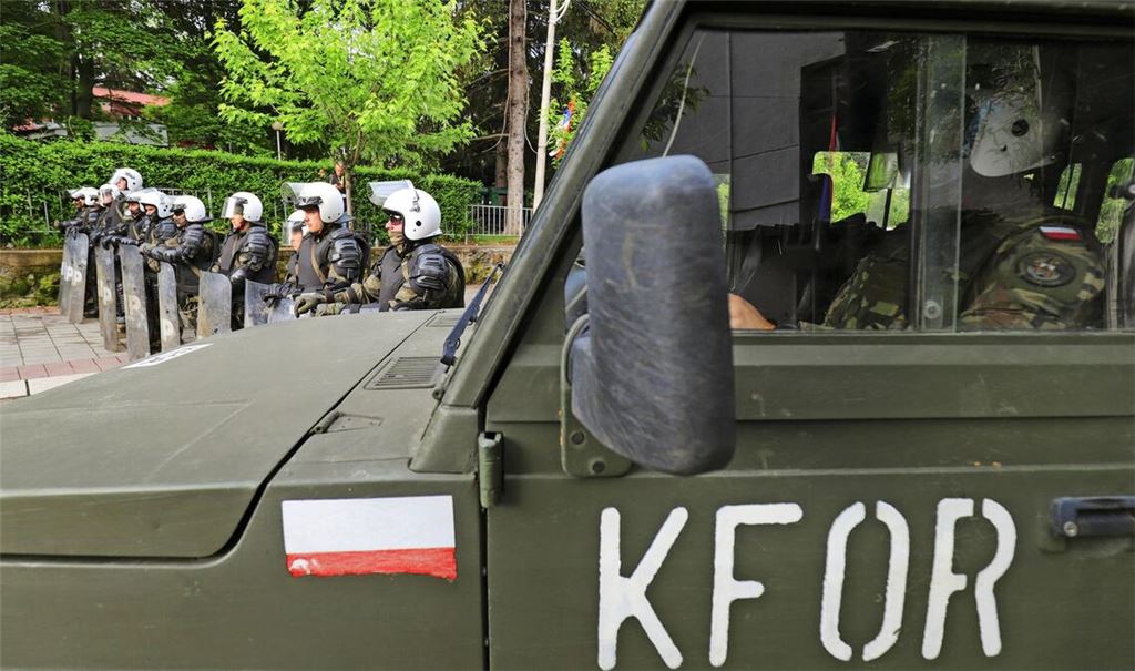 KFOR-Soldaten  bewachen in Zvecan ein kommunales Gebäude.