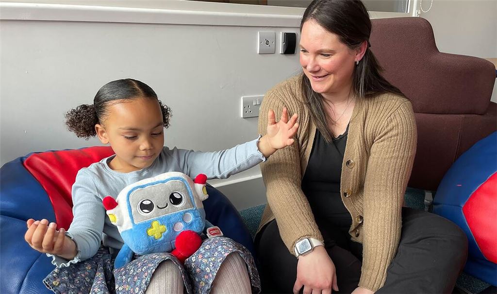 KI-Spielzeug geht Experten zufolge mit Risiken einher.