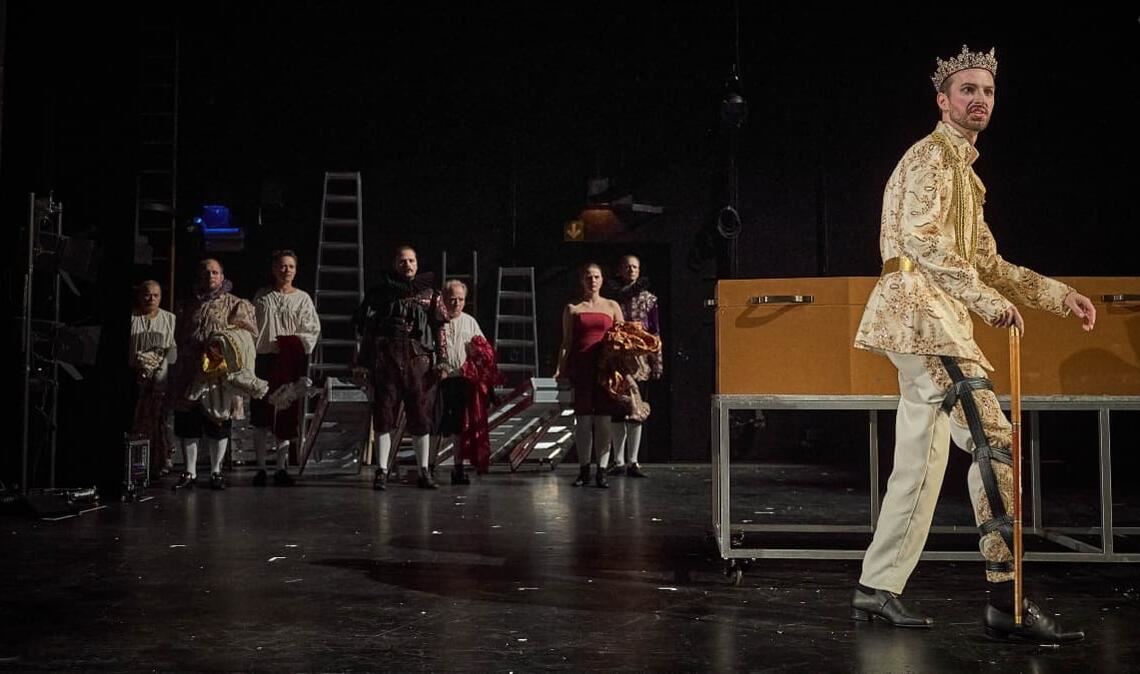 KIm Patrick Biele in der Titelrolle des verführerischen Tyrannen „Richard III.“ von William Shakespeare an der Esslinger Landesbühne.
