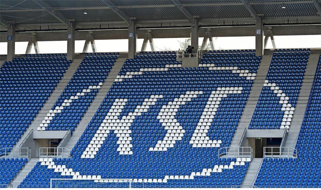 KSC Logo auf der Tribüne. Drei Tage nach seinem Sturz am Stadion des Karlsruher SC ist ein Zuschauer gestorben (Symbolfoto).