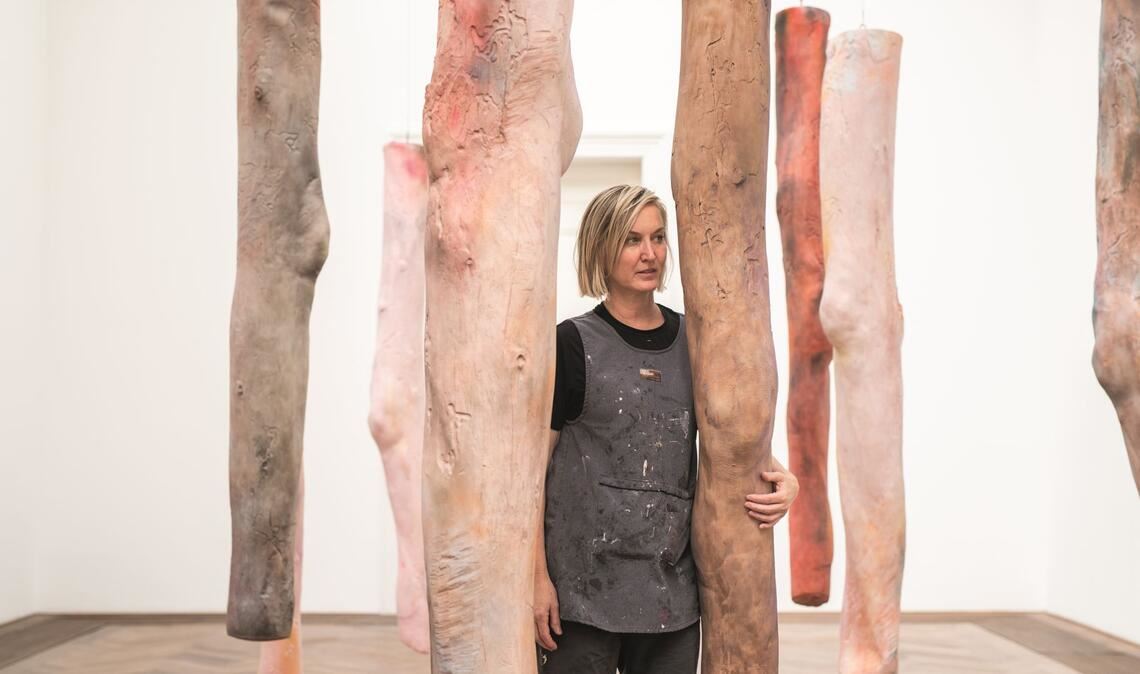 Kaari Upson 2019 zwischen den Abgüssen der Beine ihrer Mutter. Zwei Jahre später starb die Künstlerin.