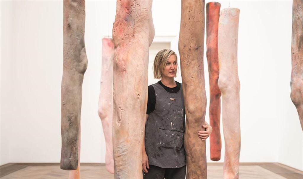 Kaari Upson 2019 zwischen den Abgüssen der Beine ihrer Mutter. Zwei Jahre später starb die Künstlerin.