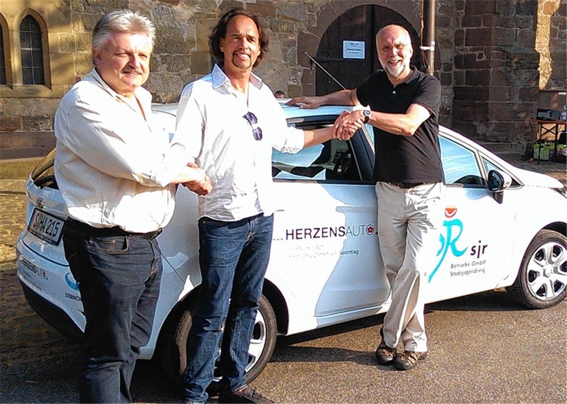 Kabarettist Christoph Sonntag (Mitte) bei der Fahrzeugübergabe mit Hartmut Wagner (li.) vom Stadtjugendring und Osterfeld-Geschäftsführer Gerhard Baral.