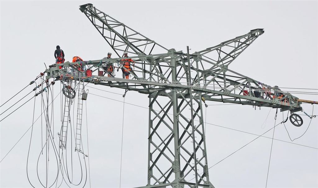 Kabelsalat in schwindelerregender Höhe: Spezialisten ziehen Leitungen für die neue 380-kV-Trasse ein, die von Birkenfeld in Richtung Ötisheim verläuft. Fotos: Jürgen Müller