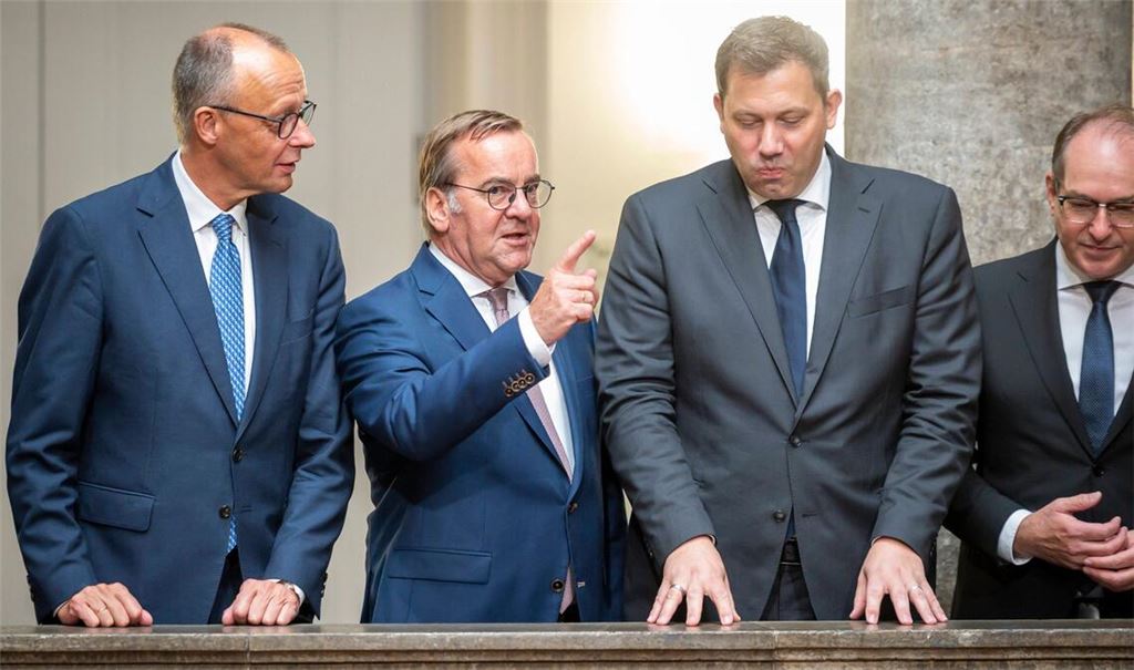 Kabinettsitzung im Verteidigungsministerium am 27.08.2025: Bundeskanzler Friedrich Merz (CDU,l.) trifft sich mit dem Bundeskabinett, darunter Verteidigungsminister Boris Pistorius (2.v.l.).