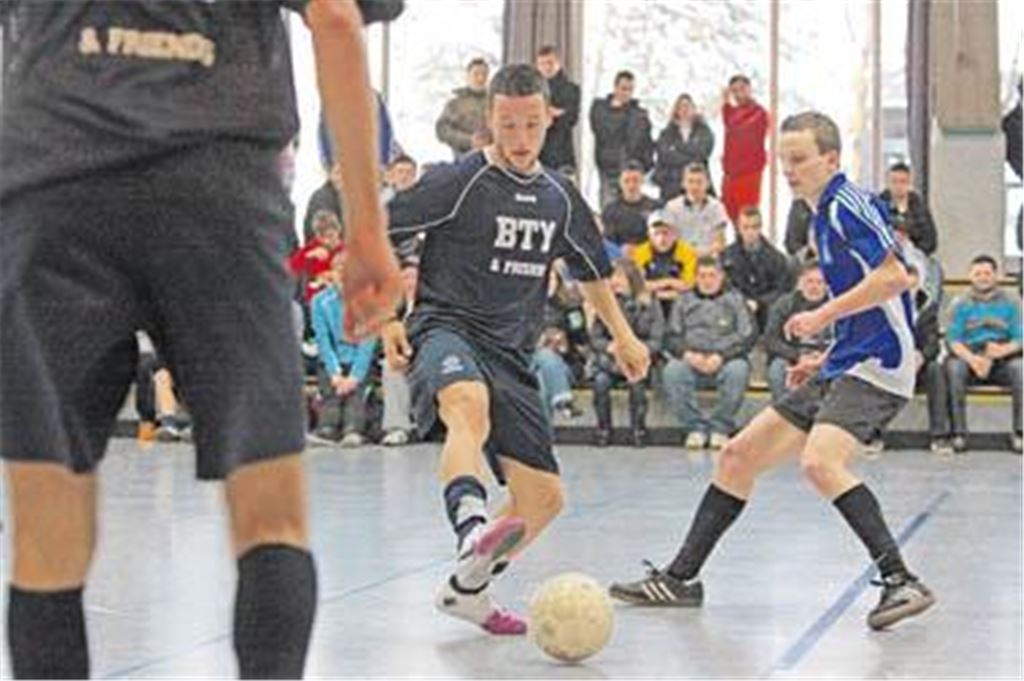 Kabinettstückchen auf glattem Linoleum: Die Formation Back to you and friends (dunkle Trikots) sorgt beim Adler Cup in der Wiernsheimer Lindenhalle für brasilianische Momente.
Fotos: Eigner