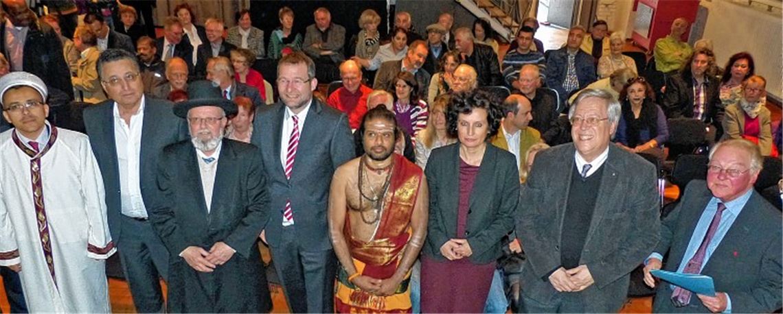 Kadir Sevgi (Religionsbeauftragter DTIB Fatih Moschee), Rami Suliman (Vorsitzender Israelitische Kultusgemeinde), Rabbiner Michael Bar-Lev, Oberbürgermeister Gert Hager, Uma Maheswara Kurukal (Priester der Hindus), Dekanin Christiane Quincke, Dekan Bernhard Ihle und der ehemalige Schuldekan und Moderator des Abends Gerhard Heinzmann.