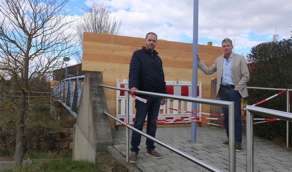 Kämmerer Florian Wessinger (li.) und Bürgermeister Matthias Enz an der gesperrten Brücke. Foto: Deeg