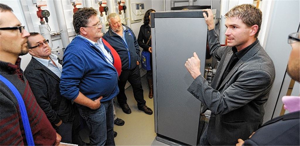Kämmerer Matthias Enz (re.) zeigt einer Delegation aus Luxemburg die Brennstoffzellen im Wiernsheimer Kaffeemühlenmuseum.