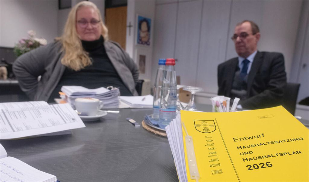 Kämmerin Martina Rapp und OB Frank Schneider wollen angesichts knapper Kassen nur Projekte in den Haushaltsplan für 2026 aufnehmen, die sicherheitsrelevant sind oder die bereits begonnen wurden. Foto: Archiv