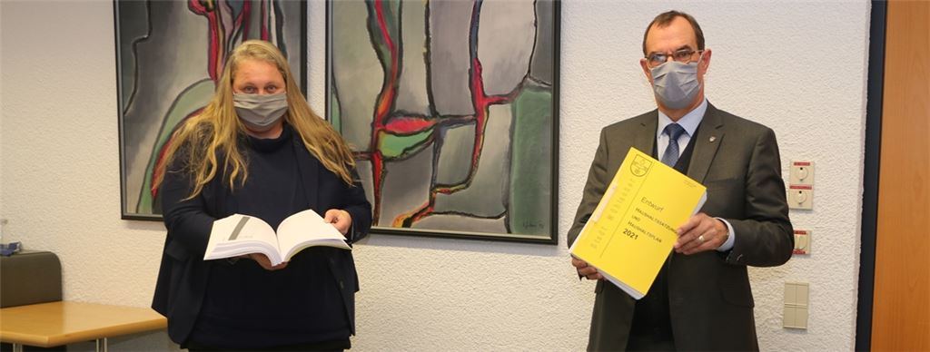 Kämmerin Martina Rapp und Oberbürgermeister Frank Schneider stellen der Presse – mit Schutzmasken und Sicherheitsabstand – den Etatentwurf 2021 vor. Foto: Sadler