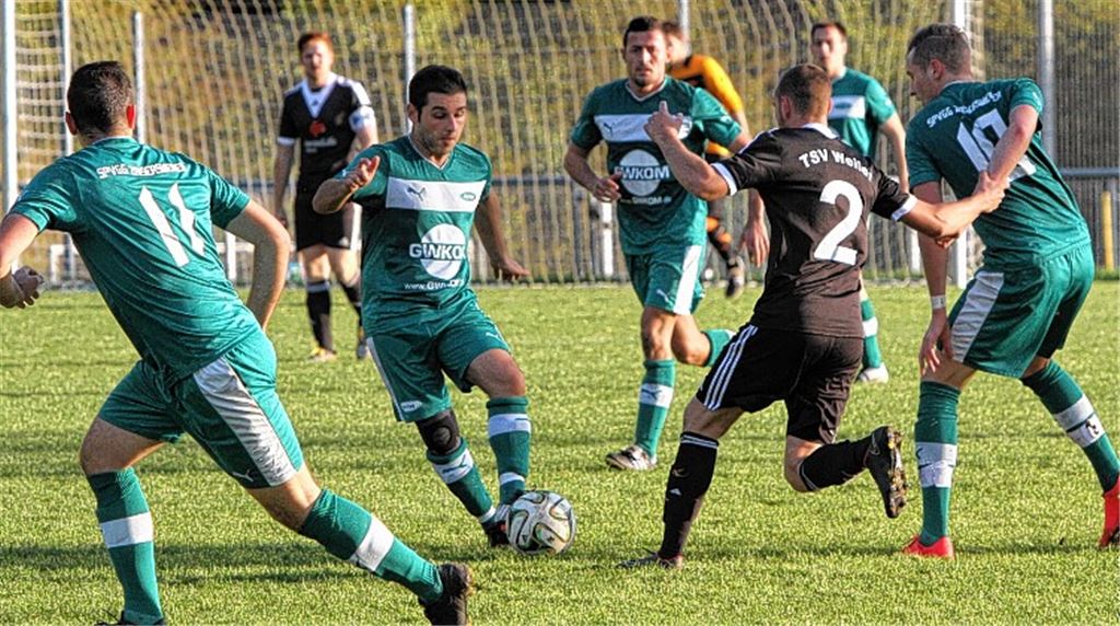 Kämpferisch braucht sich Zaisersweiher (in Grün) nichts vorzuwerfen. Aber das Konterspiel des Schlusslichts aus Weiler ist direkter und zielstrebiger.