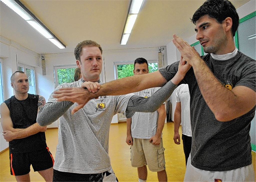Kämpferisch das Selbstbewusstsein stärken und gleichzeitig die Kondition trainieren: Tactical Solutions for Defense (TSD) ist eine moderne Art der Selbstverteidigung. Die Trainer Martin Weiß (vorne.li.) und Stephan Seeg (re.) lehren diesen vielseitigen Kampfsport beim Verein Chang-Hun Taekwon-Do Mühlacker. 