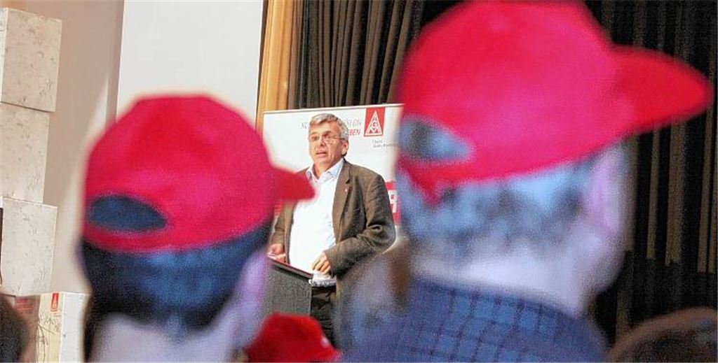 Kämpferisch gibt sich Jörg Hofmann, Bezirksleiter der IG Metall. Die Gewerkschaft geht nicht nur mit roten Mützen, sondern auch mit klaren Forderungen in die Tarifauseinandersetzung. 