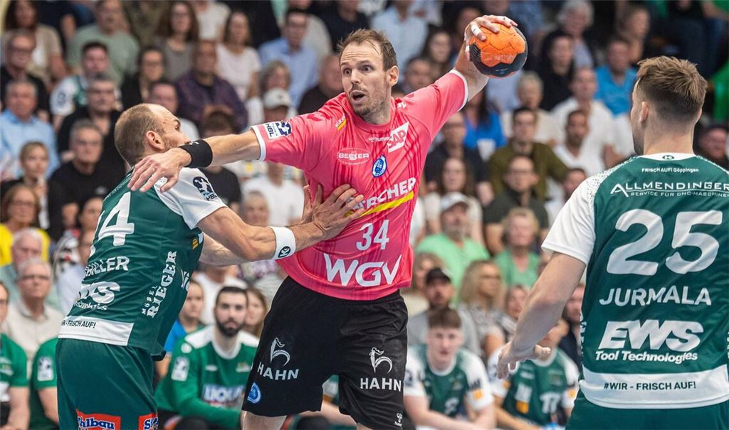 Kai Häfner setzt sich im Derby gegen Marcel Schiller durch – in Altensteig könnten TVB und Frisch Auf im Finale aufeinandertreffen.