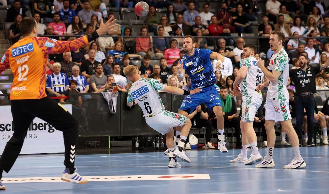 Kai Häfner wirft auf das Tor des starken SCM-Keepers Matej Mandic.