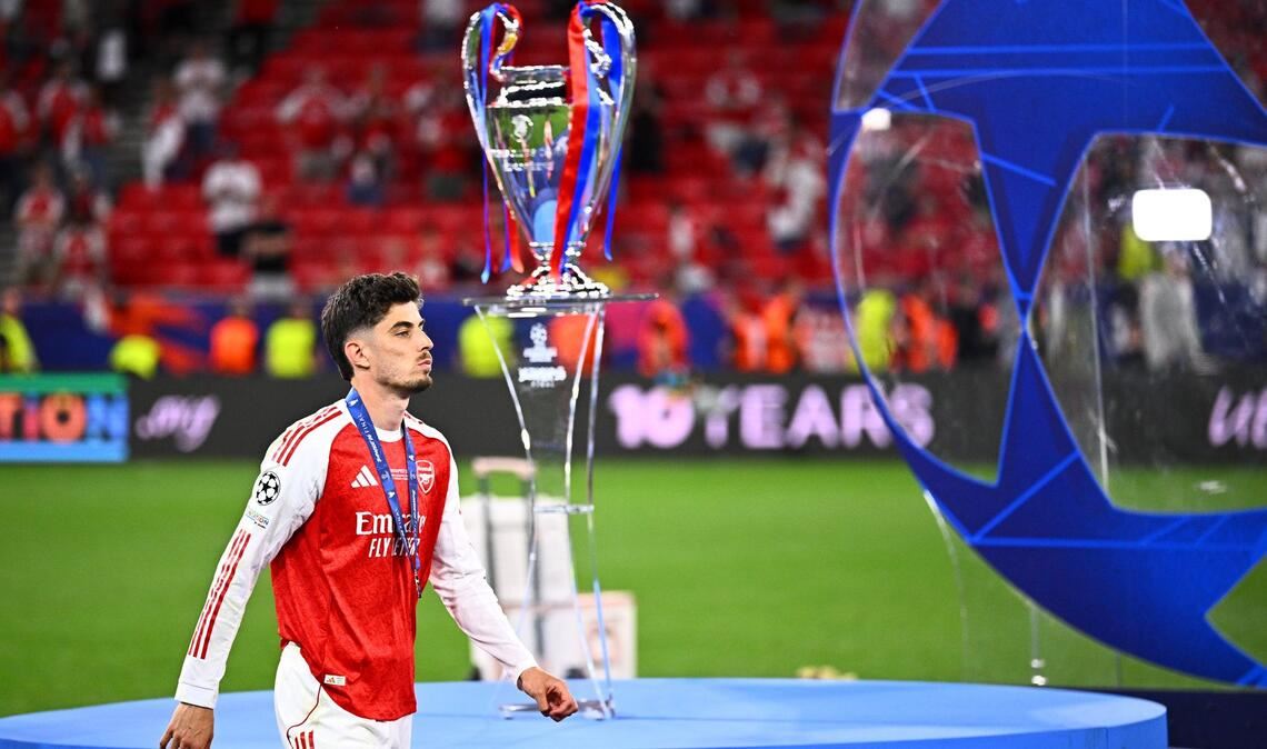 Kai Havertz geht nach dem verlorenen Finale der Champions League am Pokal vorbei.