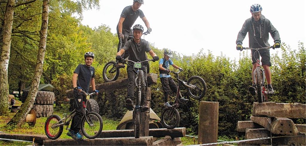 Kai Lorenz (ganz oben) zeigt mit seiner Abteilung, was der neue Parcours des TV Schmie zu bieten hat.