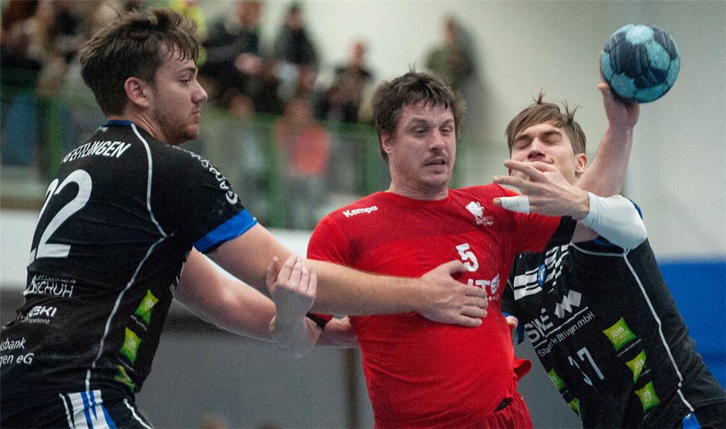 Kai Rudolf (Mitte) und der TSV setzen am Sonntag alles auf einen Sieg. Foto: Fotomoment