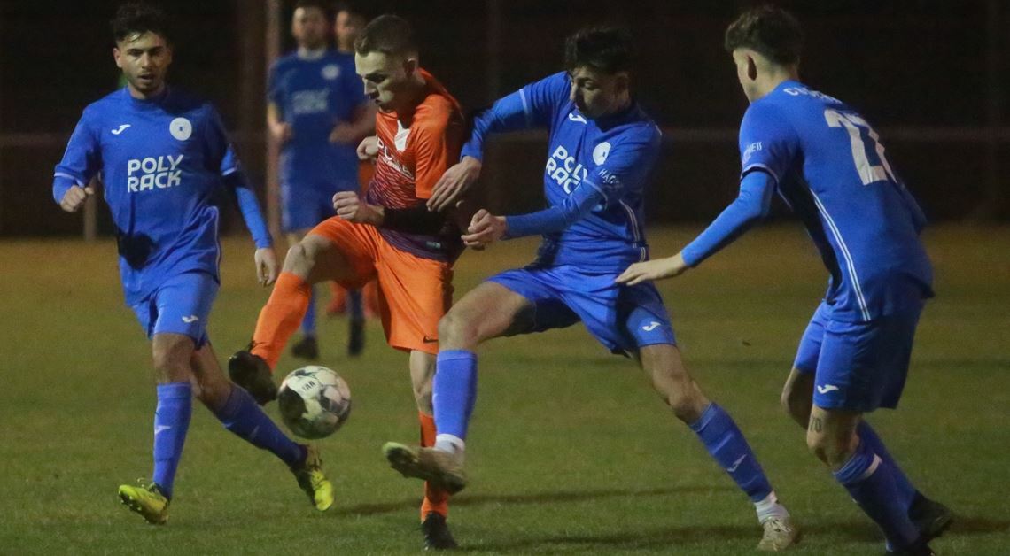 Knittlingen verpasst die Überraschung Kai Schwägerl behauptet den Ball vor den Gegnern aus Conweiler-Schwann.Foto: Huber