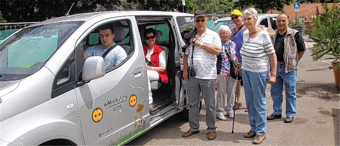 Kai Weber, einer der Fahrer der drei elektronischen Nissan-Vans, lässt Gäste einsteigen. Das Shuttle-Angebot wird bestens angenommen. Warteschlangen sind völlig normal. Fotos: Sadler